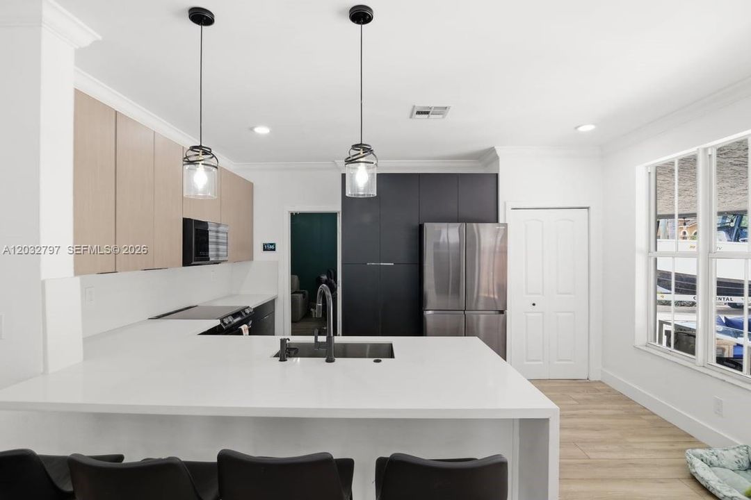 En Venta: $659,900 (6 camas, 4 baños, 2440 Pies cuadrados)