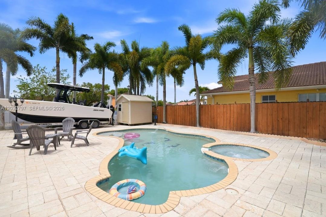En Venta: $659,900 (6 camas, 4 baños, 2440 Pies cuadrados)