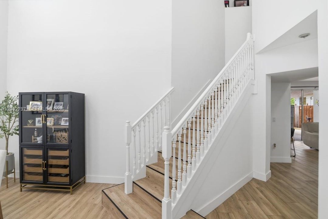 En Venta: $659,900 (6 camas, 4 baños, 2440 Pies cuadrados)