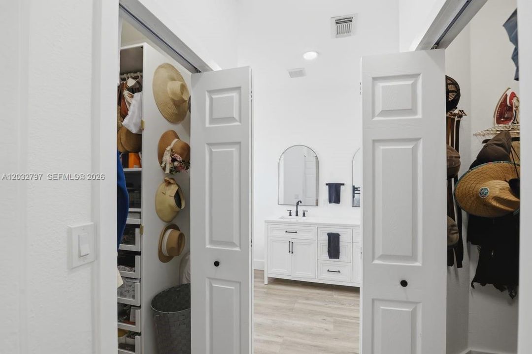 En Venta: $659,900 (6 camas, 4 baños, 2440 Pies cuadrados)