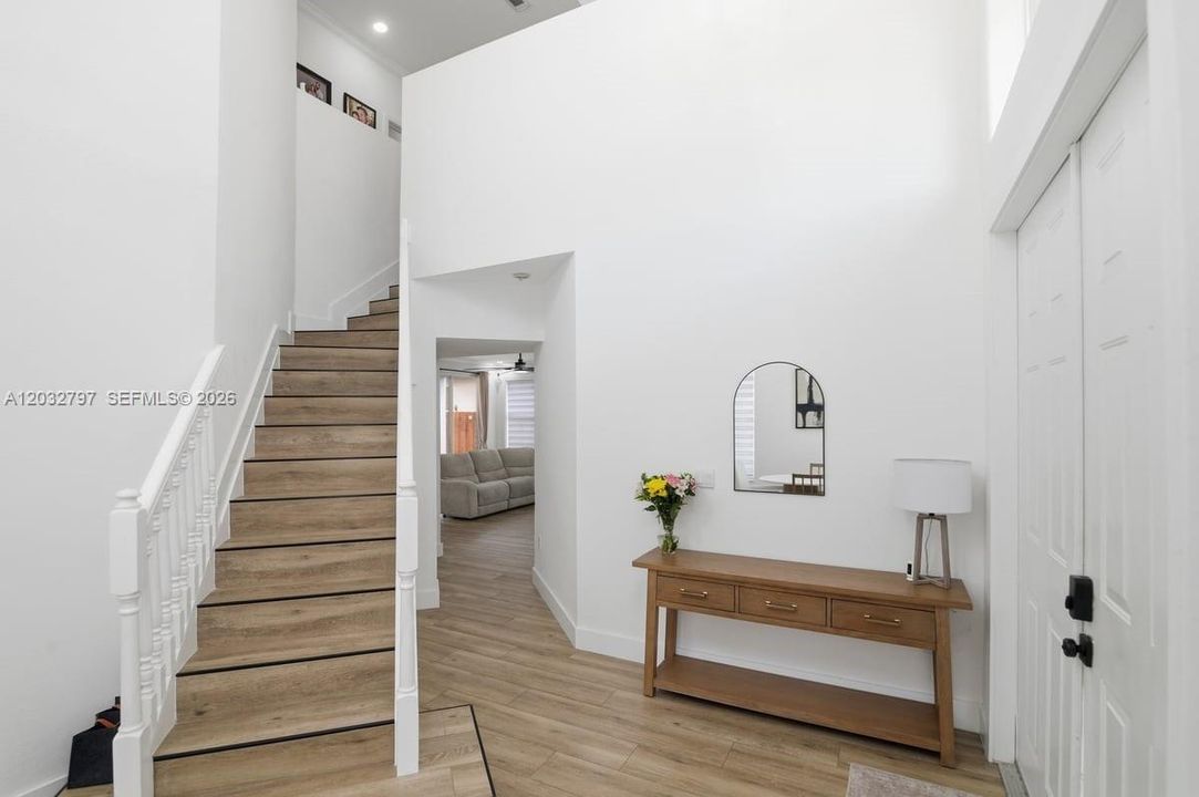 En Venta: $659,900 (6 camas, 4 baños, 2440 Pies cuadrados)