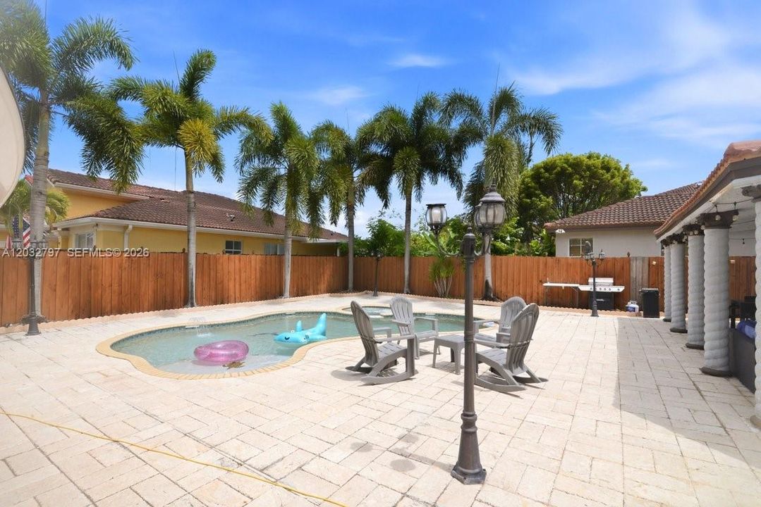 En Venta: $659,900 (6 camas, 4 baños, 2440 Pies cuadrados)