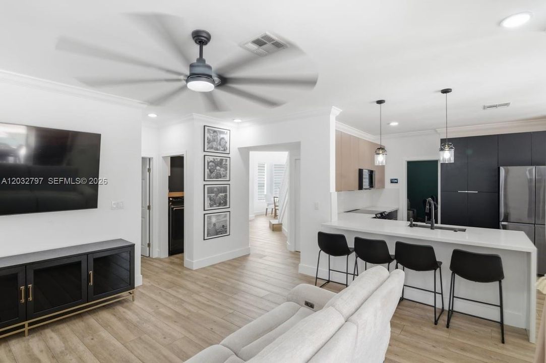 En Venta: $659,900 (6 camas, 4 baños, 2440 Pies cuadrados)