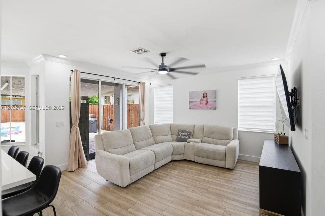 En Venta: $659,900 (6 camas, 4 baños, 2440 Pies cuadrados)