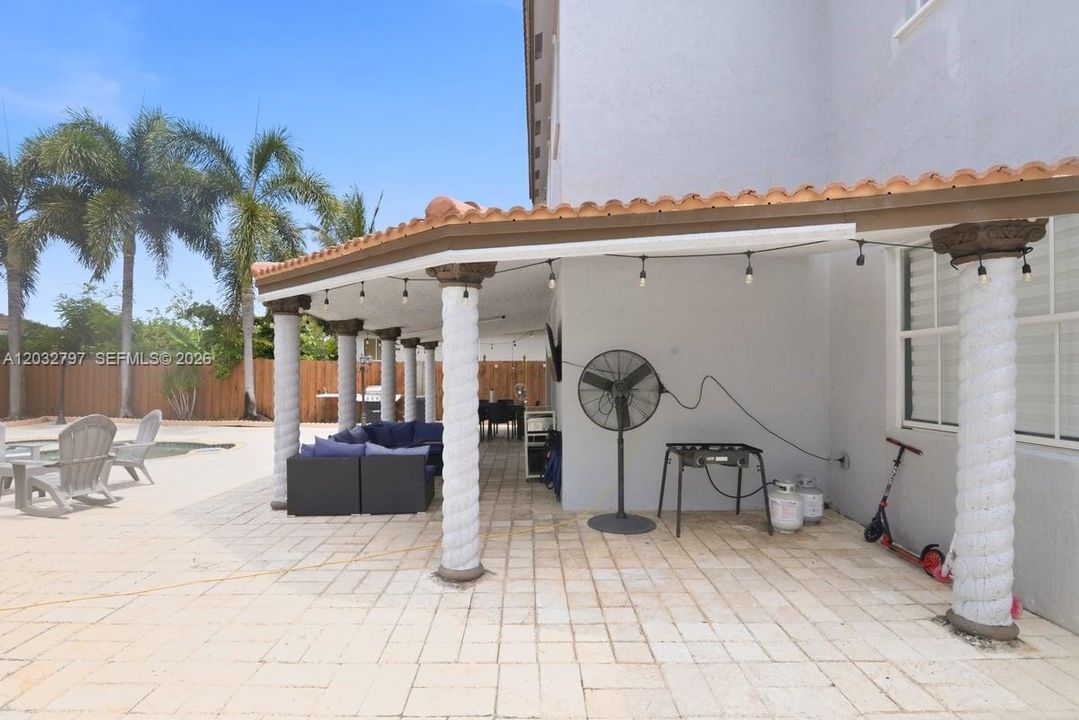 En Venta: $659,900 (6 camas, 4 baños, 2440 Pies cuadrados)