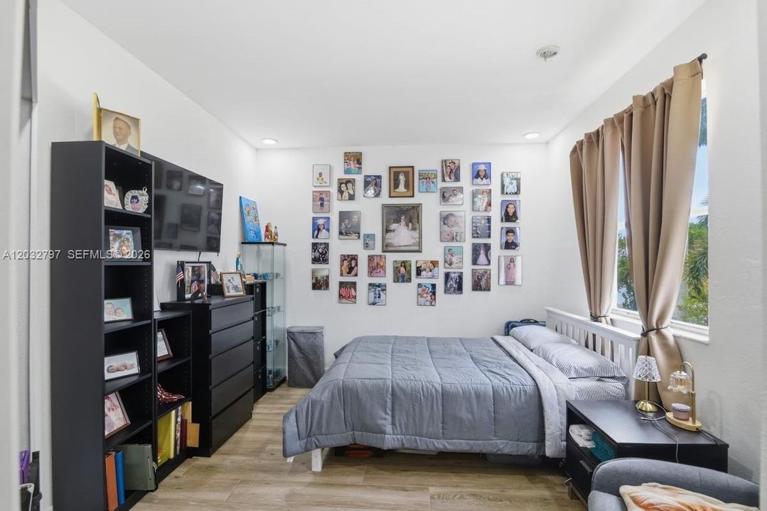 En Venta: $659,900 (6 camas, 4 baños, 2440 Pies cuadrados)