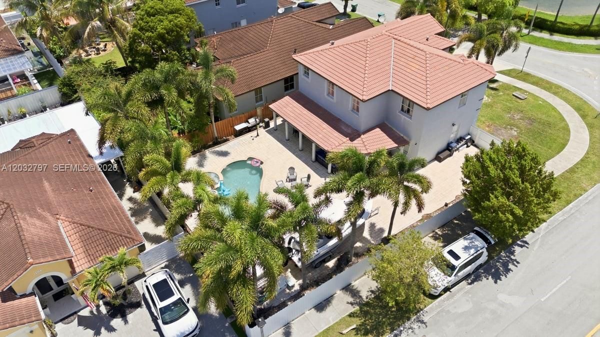 En Venta: $659,900 (6 camas, 4 baños, 2440 Pies cuadrados)
