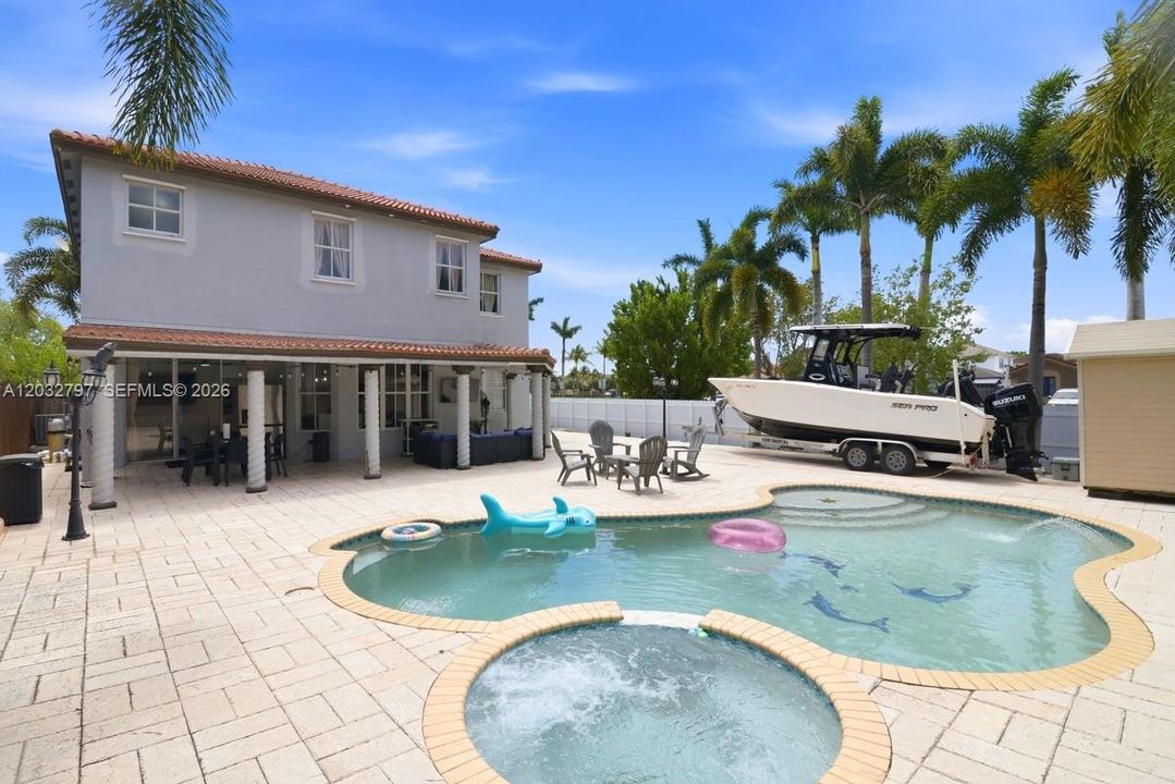 En Venta: $659,900 (6 camas, 4 baños, 2440 Pies cuadrados)