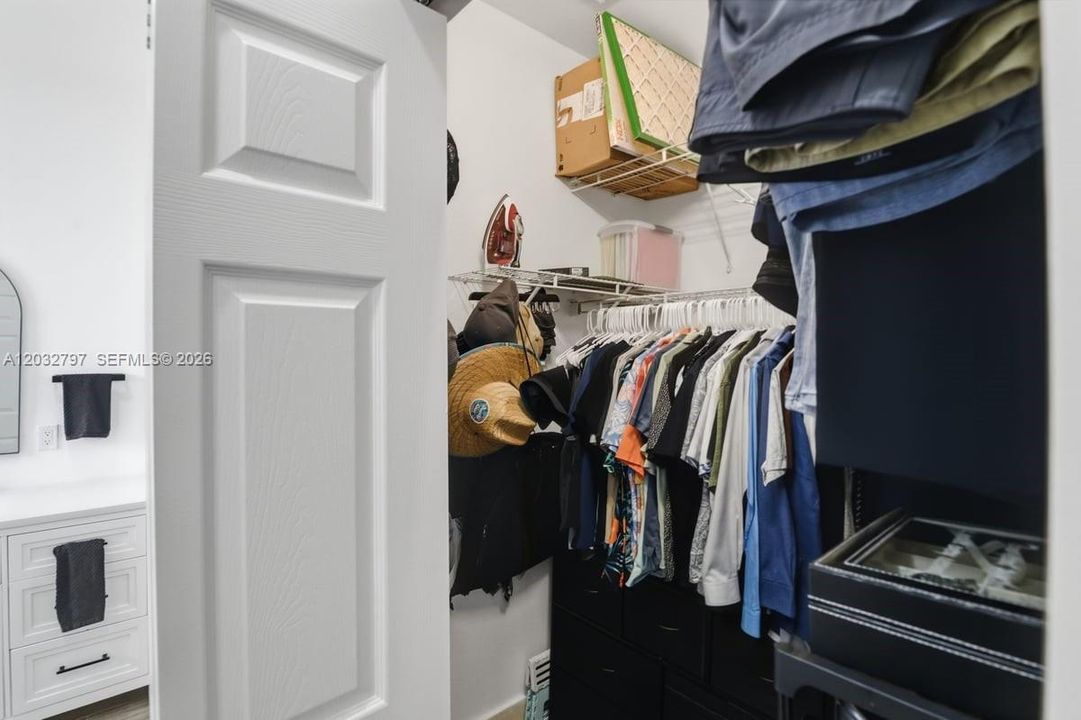En Venta: $659,900 (6 camas, 4 baños, 2440 Pies cuadrados)