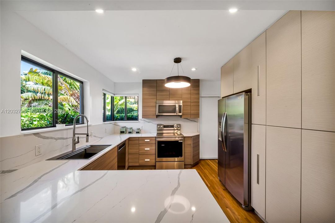 For Sale: $1,600,000 (3 beds, 2 baths, 1515 Square Feet)