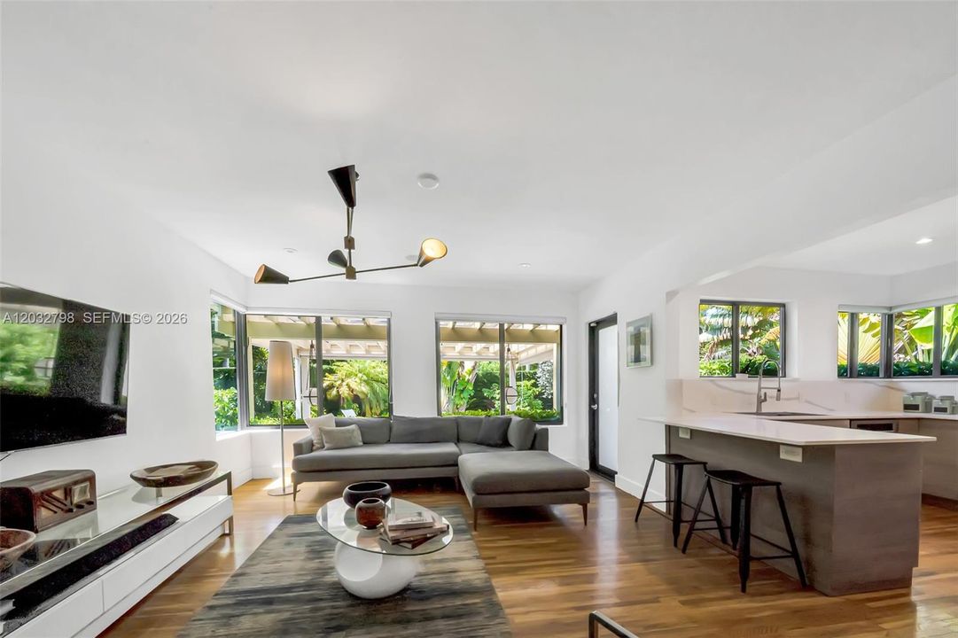 For Sale: $1,600,000 (3 beds, 2 baths, 1515 Square Feet)