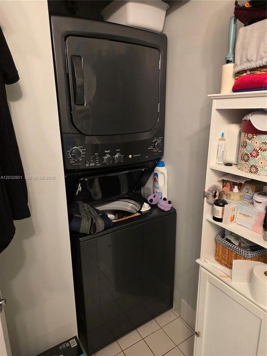 For Sale: $598,000 (1 beds, 1 baths, 833 Square Feet)