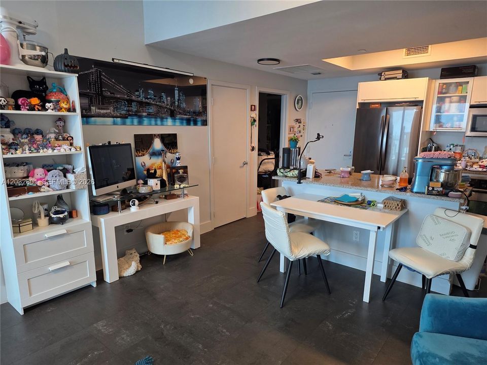 For Sale: $598,000 (1 beds, 1 baths, 833 Square Feet)