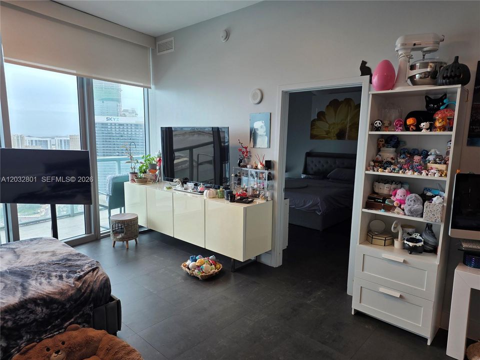 For Sale: $598,000 (1 beds, 1 baths, 833 Square Feet)