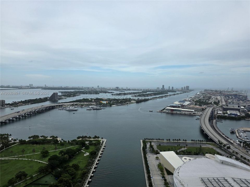 For Sale: $598,000 (1 beds, 1 baths, 833 Square Feet)