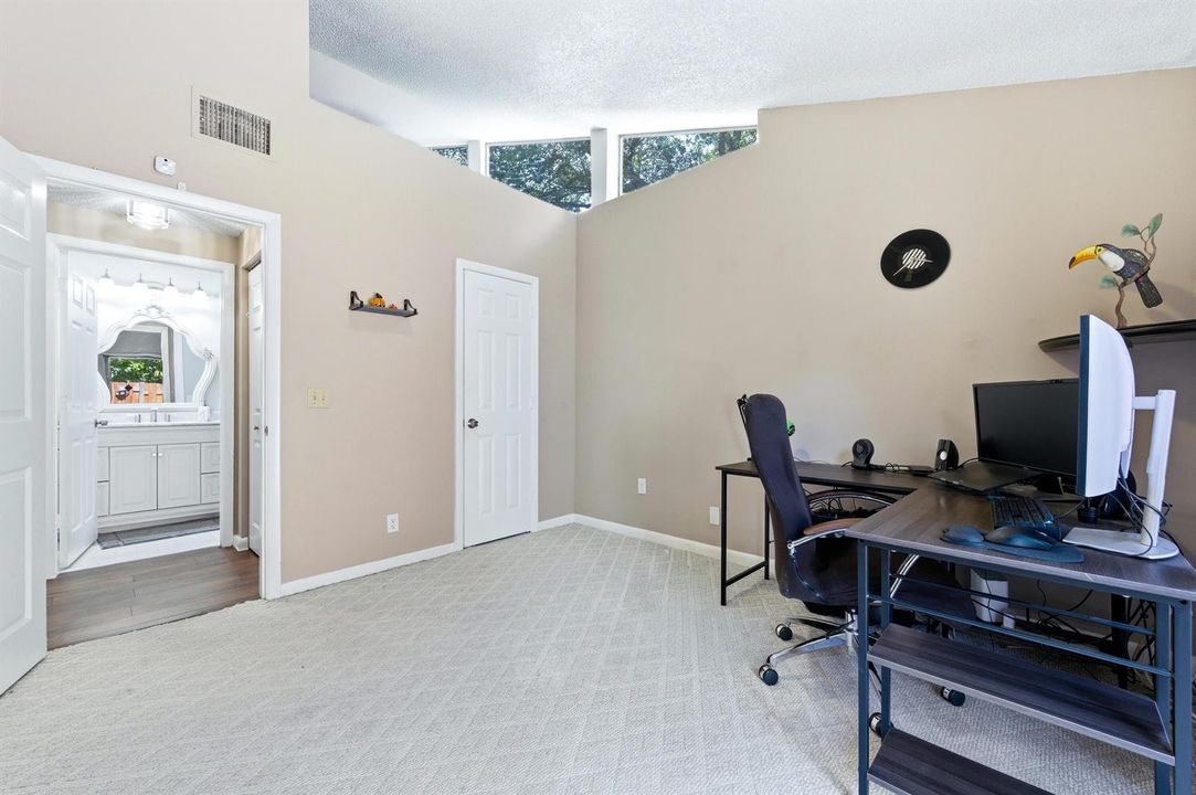 LAUNDRY CLOSET