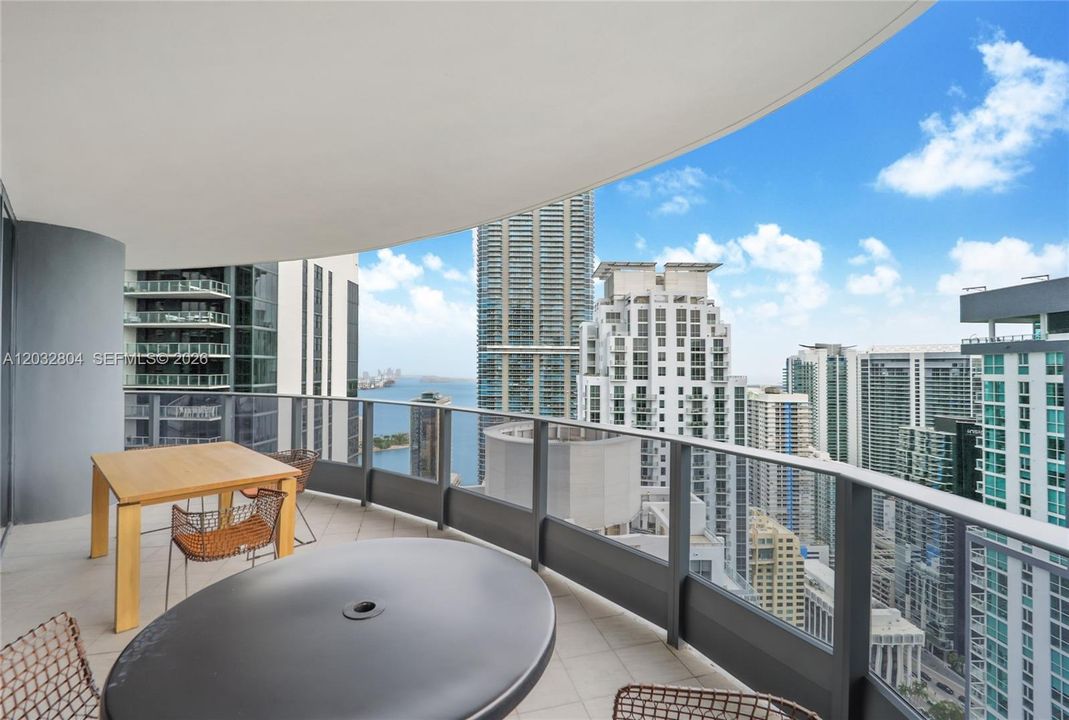 For Sale: $1,580,000 (2 beds, 2 baths, 1286 Square Feet)