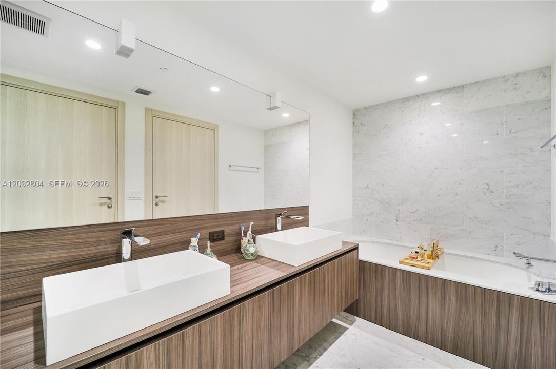 For Sale: $1,580,000 (2 beds, 2 baths, 1286 Square Feet)