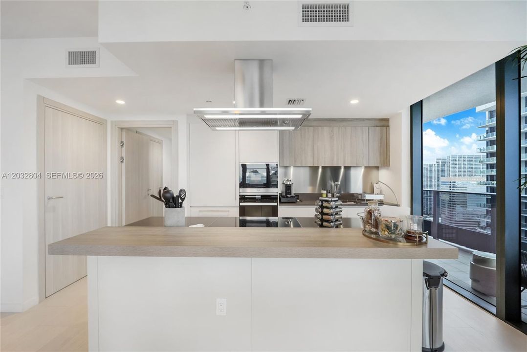 For Sale: $1,580,000 (2 beds, 2 baths, 1286 Square Feet)