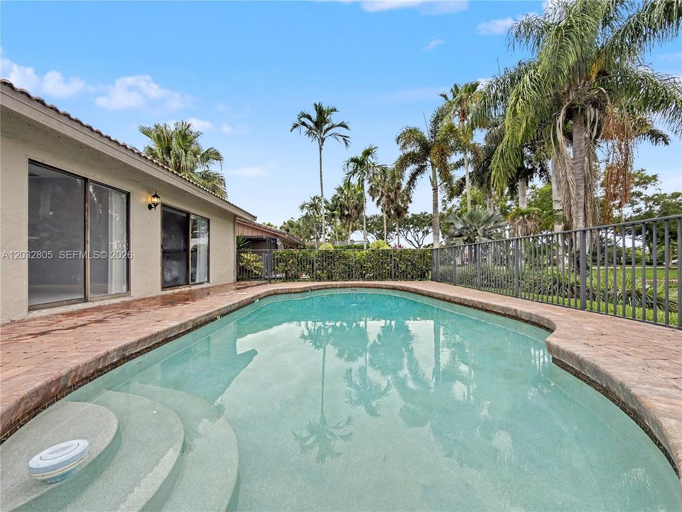 For Sale: $625,000 (2 beds, 2 baths, 1175 Square Feet)