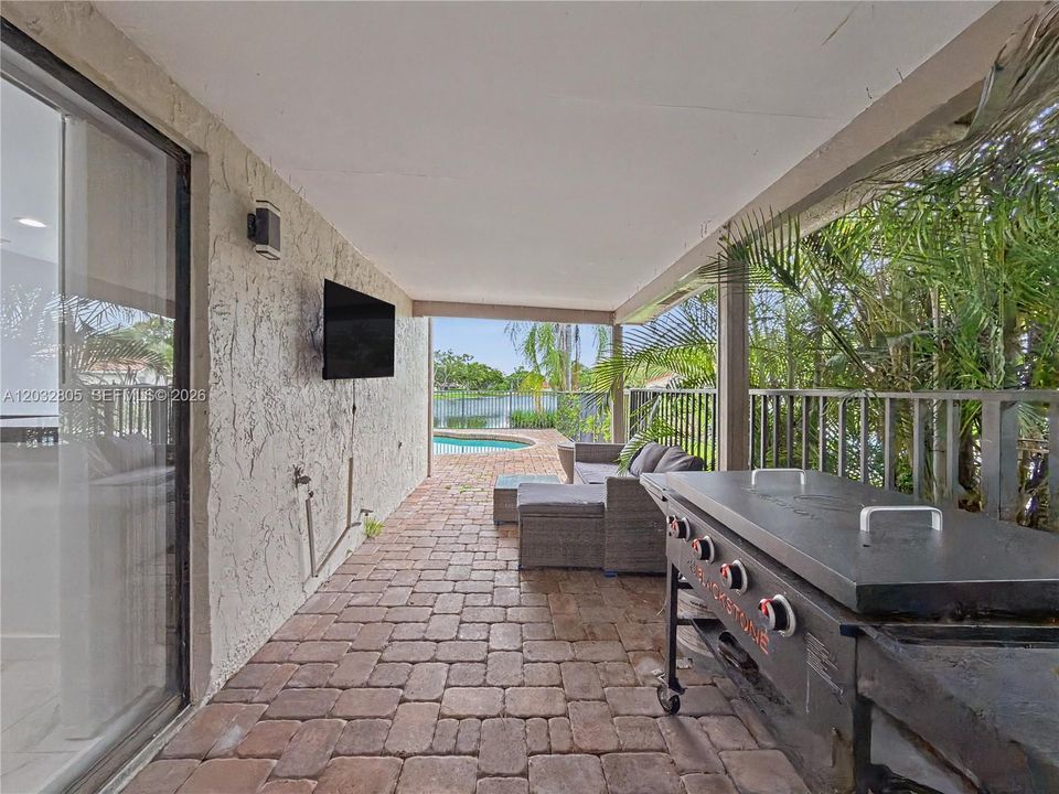 For Sale: $625,000 (2 beds, 2 baths, 1175 Square Feet)