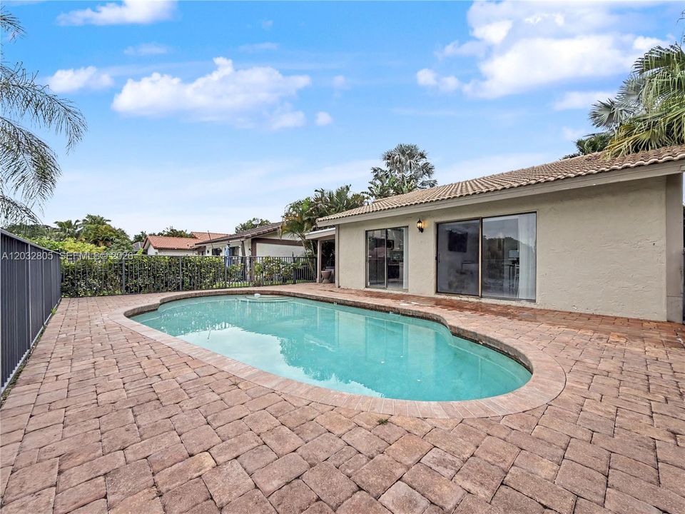 For Sale: $625,000 (2 beds, 2 baths, 1175 Square Feet)