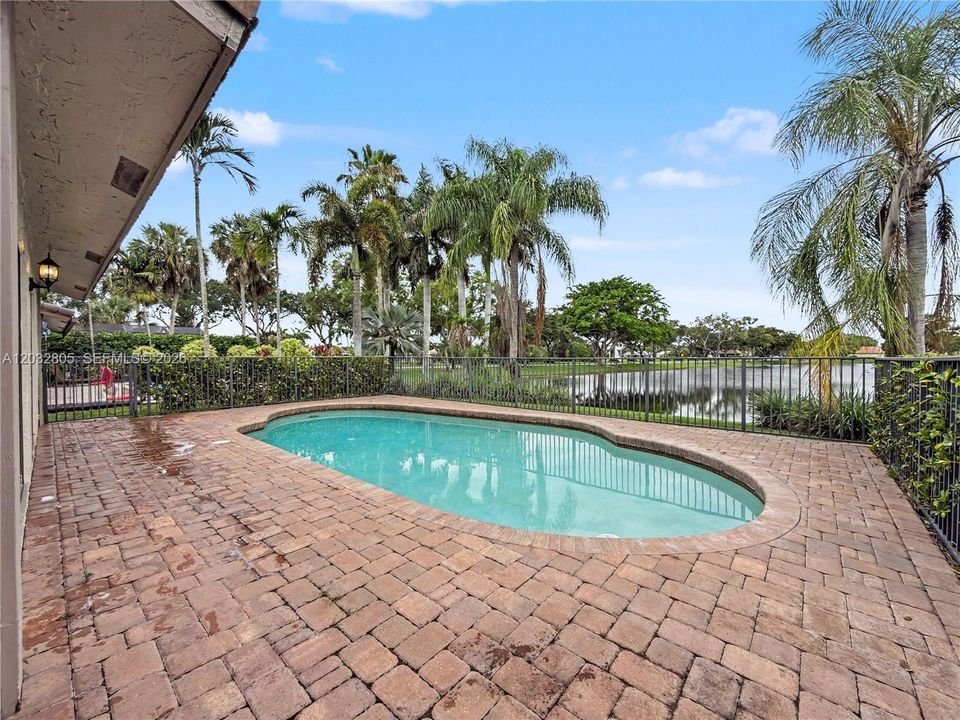 For Sale: $625,000 (2 beds, 2 baths, 1175 Square Feet)