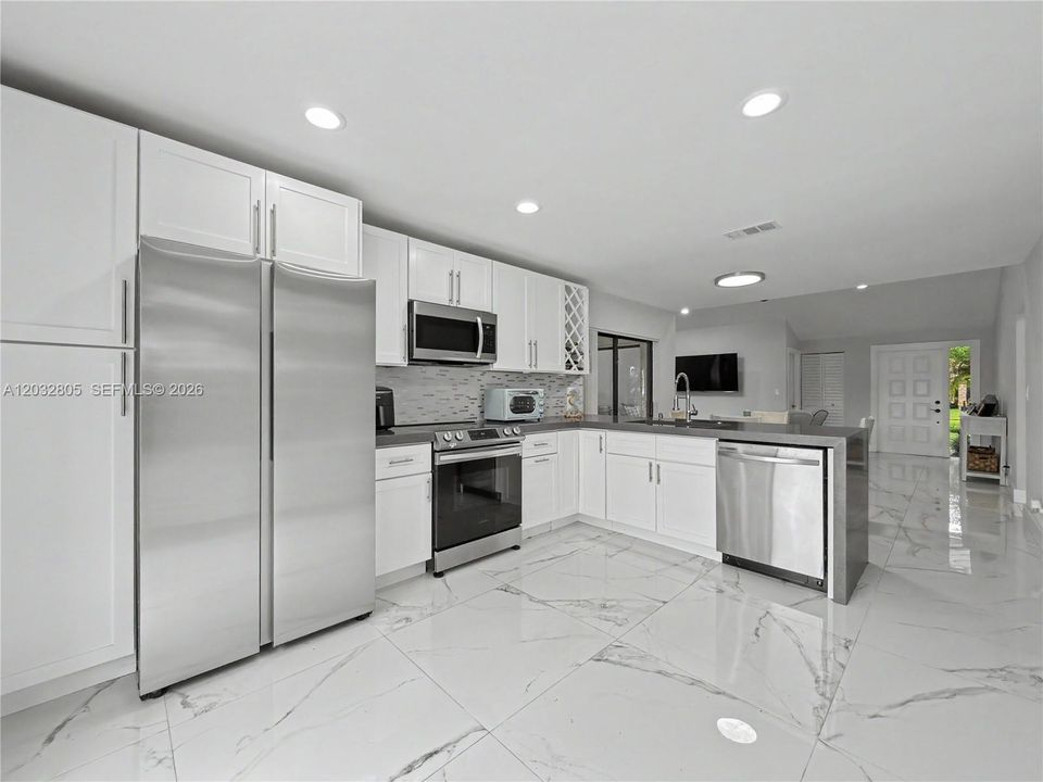 For Sale: $625,000 (2 beds, 2 baths, 1175 Square Feet)