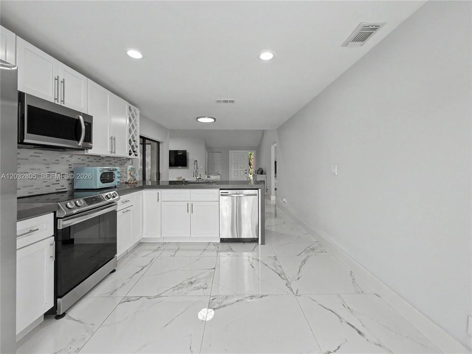 For Sale: $625,000 (2 beds, 2 baths, 1175 Square Feet)