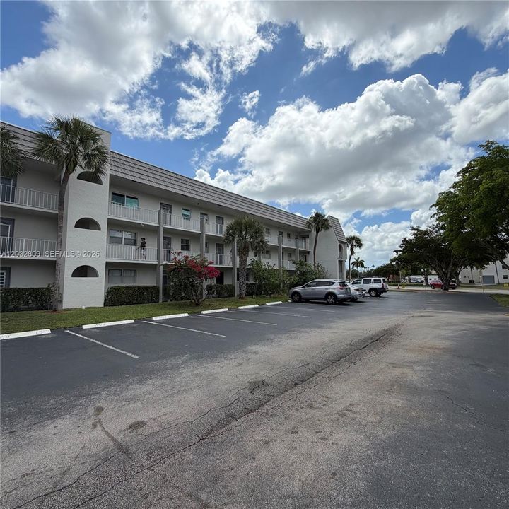 For Sale: $75,999 (1 beds, 1 baths, 640 Square Feet)