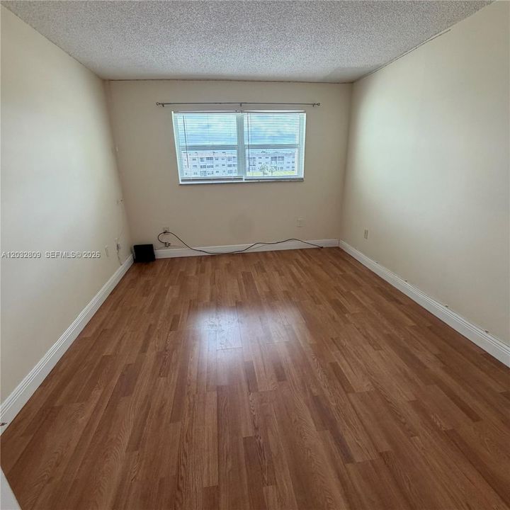 For Sale: $75,999 (1 beds, 1 baths, 640 Square Feet)