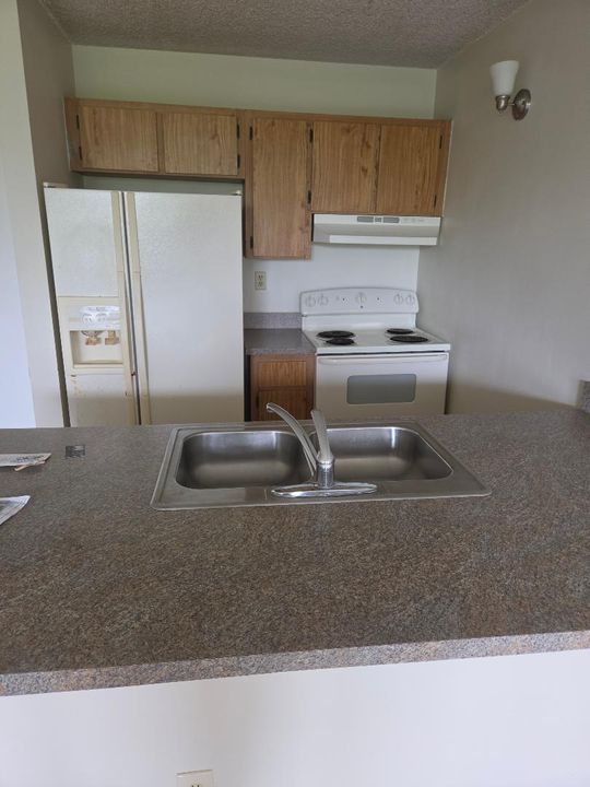 2701 RIVERSIDE 516B. KITCHEN