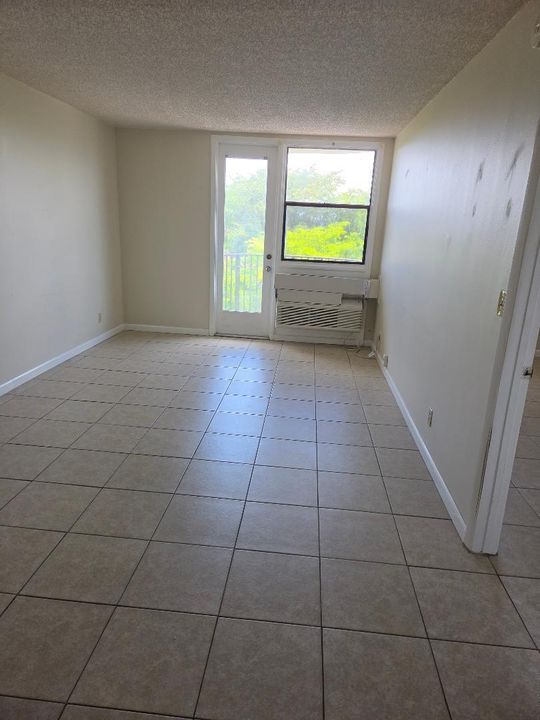 2701 RIVERSIDE 516B. LIVINGROOM 1