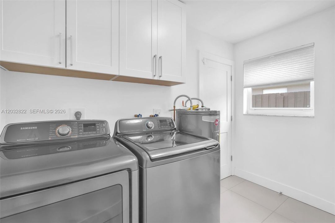 For Sale: $900,000 (3 beds, 2 baths, 1919 Square Feet)
