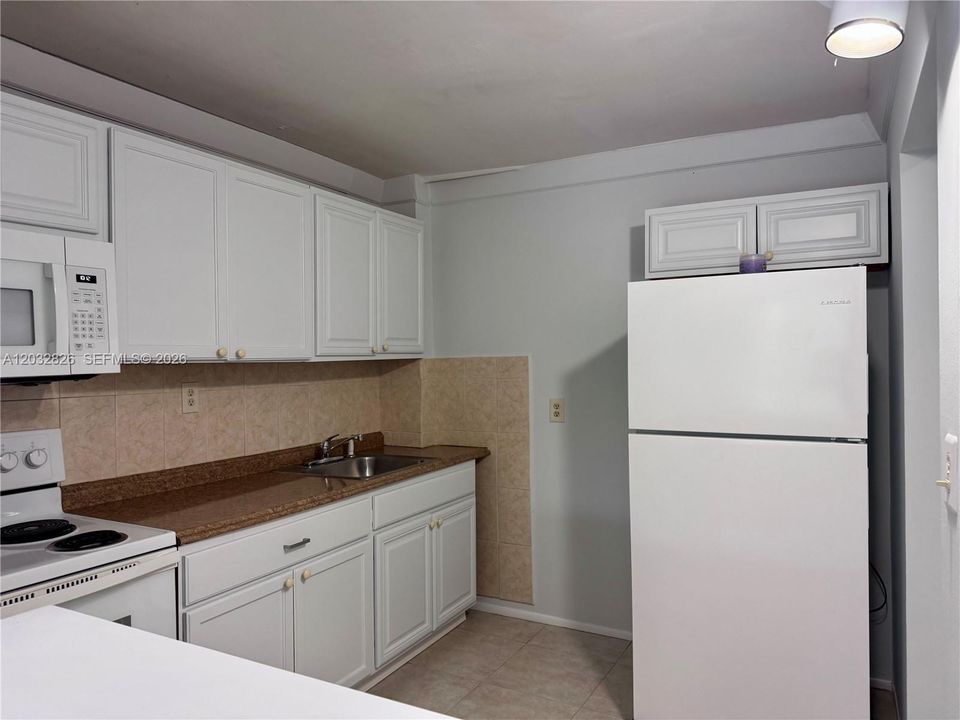 For Sale: $140,000 (1 beds, 1 baths, 720 Square Feet)