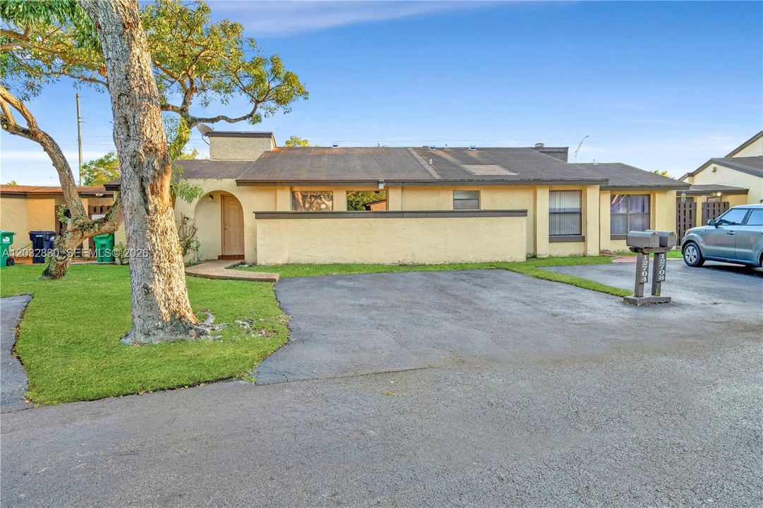 For Rent: $2,900 (3 beds, 2 baths, 1183 Square Feet)