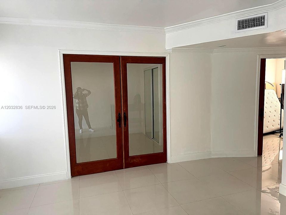 For Rent: $2,150 (2 beds, 1 baths, 839 Square Feet)