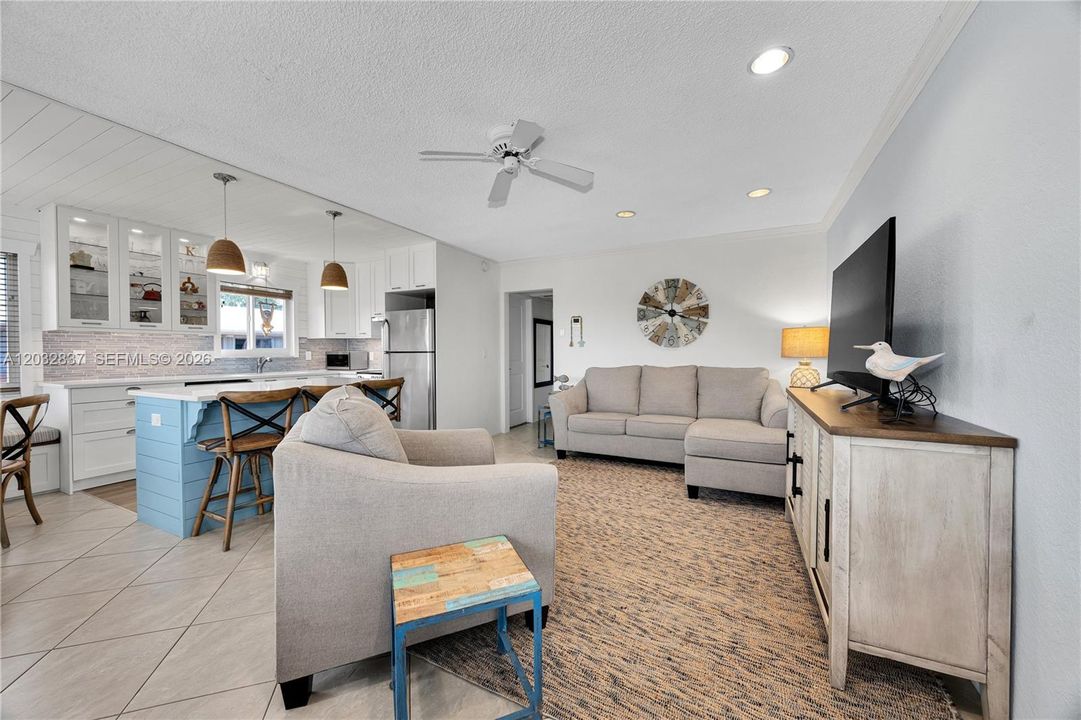 For Sale: $189,000 (2 beds, 1 baths, 848 Square Feet)
