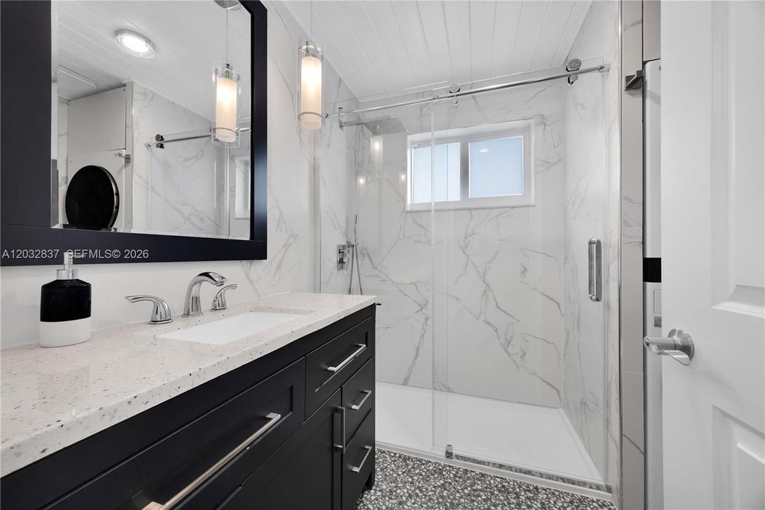 For Sale: $189,000 (2 beds, 1 baths, 848 Square Feet)