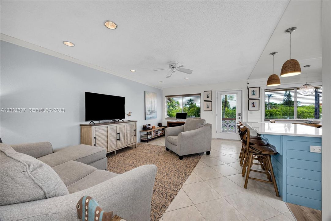 For Sale: $189,000 (2 beds, 1 baths, 848 Square Feet)