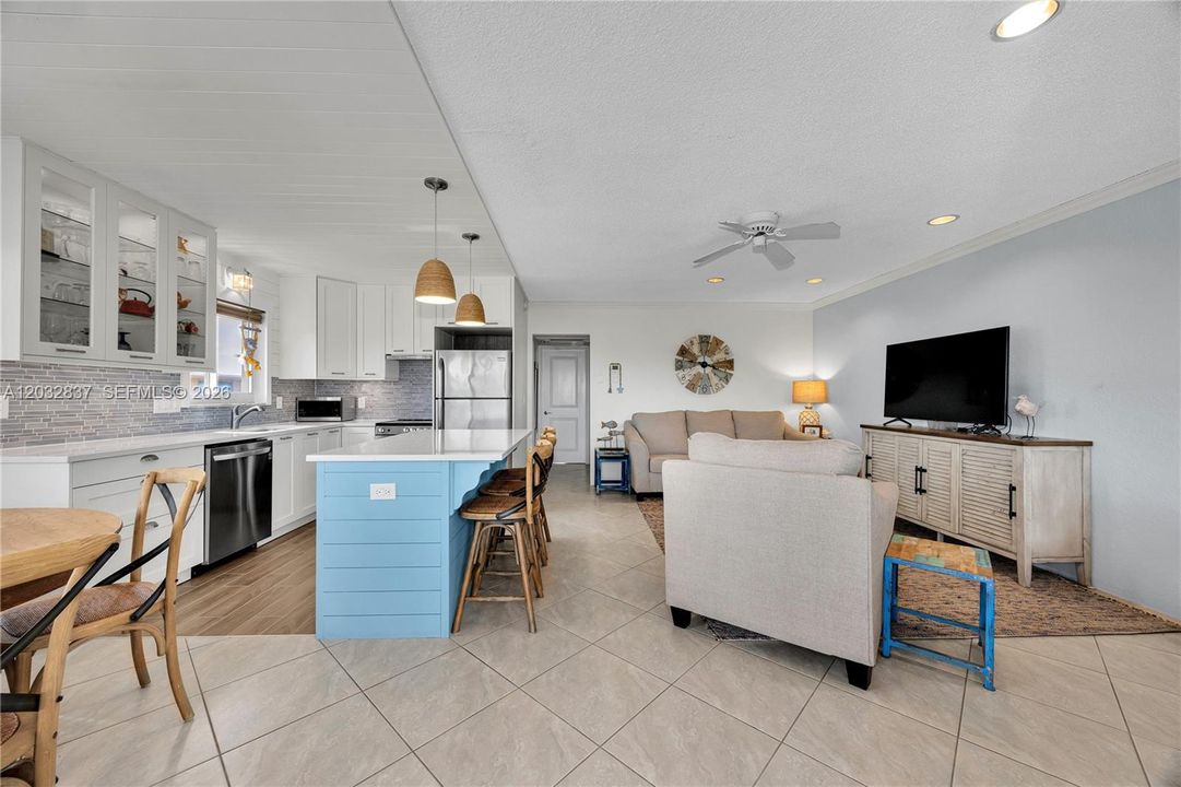 For Sale: $189,000 (2 beds, 1 baths, 848 Square Feet)