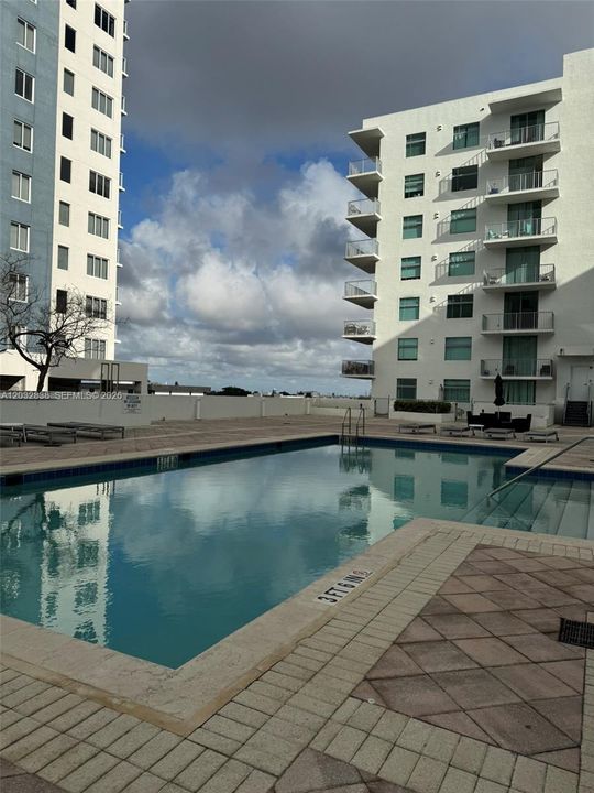 Active With Contract: $2,700 (2 beds, 2 baths, 1200 Square Feet)