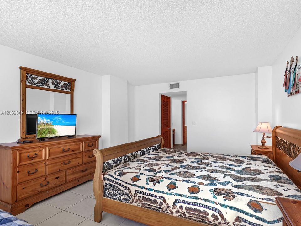 For Sale: $450,000 (1 beds, 1 baths, 1000 Square Feet)