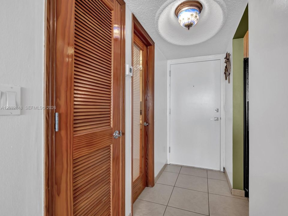 For Sale: $450,000 (1 beds, 1 baths, 1000 Square Feet)