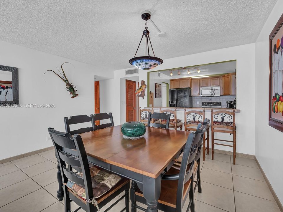 For Sale: $450,000 (1 beds, 1 baths, 1000 Square Feet)