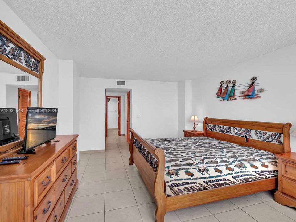 For Sale: $450,000 (1 beds, 1 baths, 1000 Square Feet)