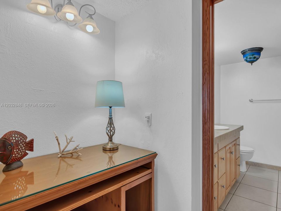 For Sale: $450,000 (1 beds, 1 baths, 1000 Square Feet)