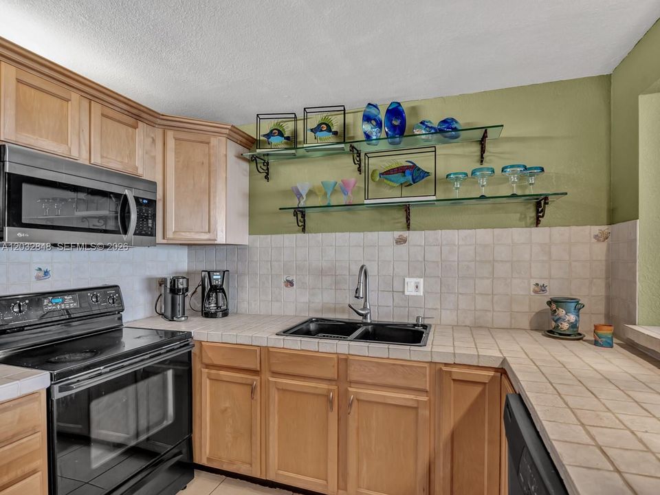 For Sale: $450,000 (1 beds, 1 baths, 1000 Square Feet)