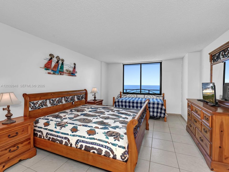 For Sale: $450,000 (1 beds, 1 baths, 1000 Square Feet)