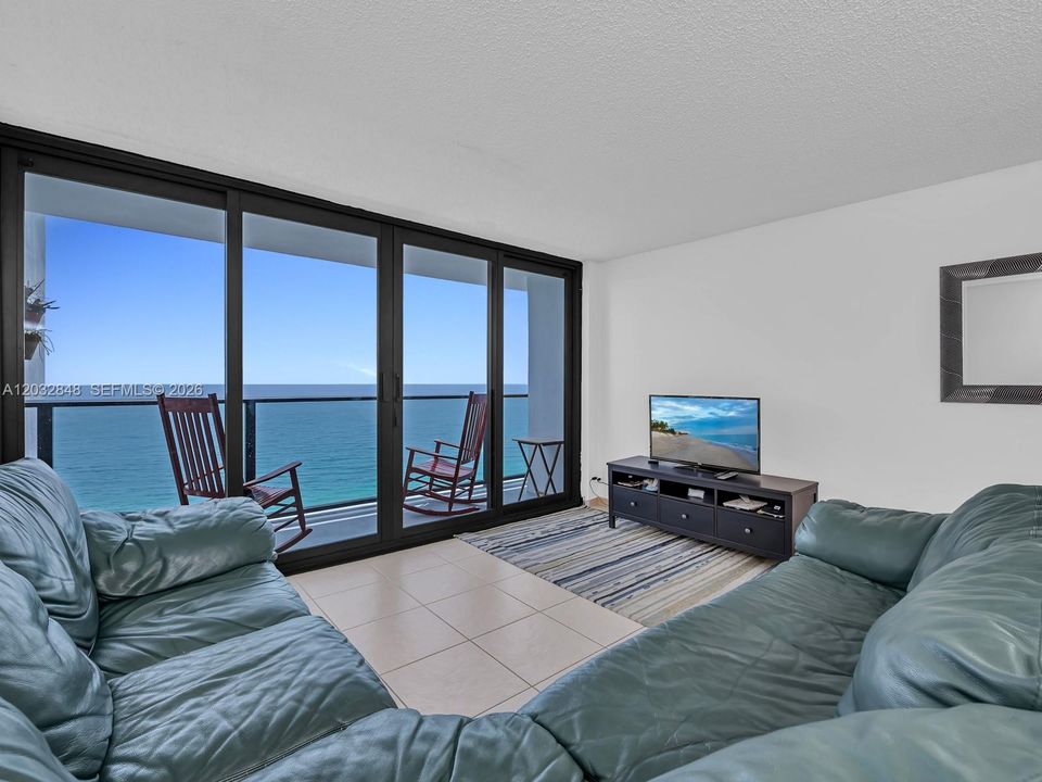 For Sale: $450,000 (1 beds, 1 baths, 1000 Square Feet)